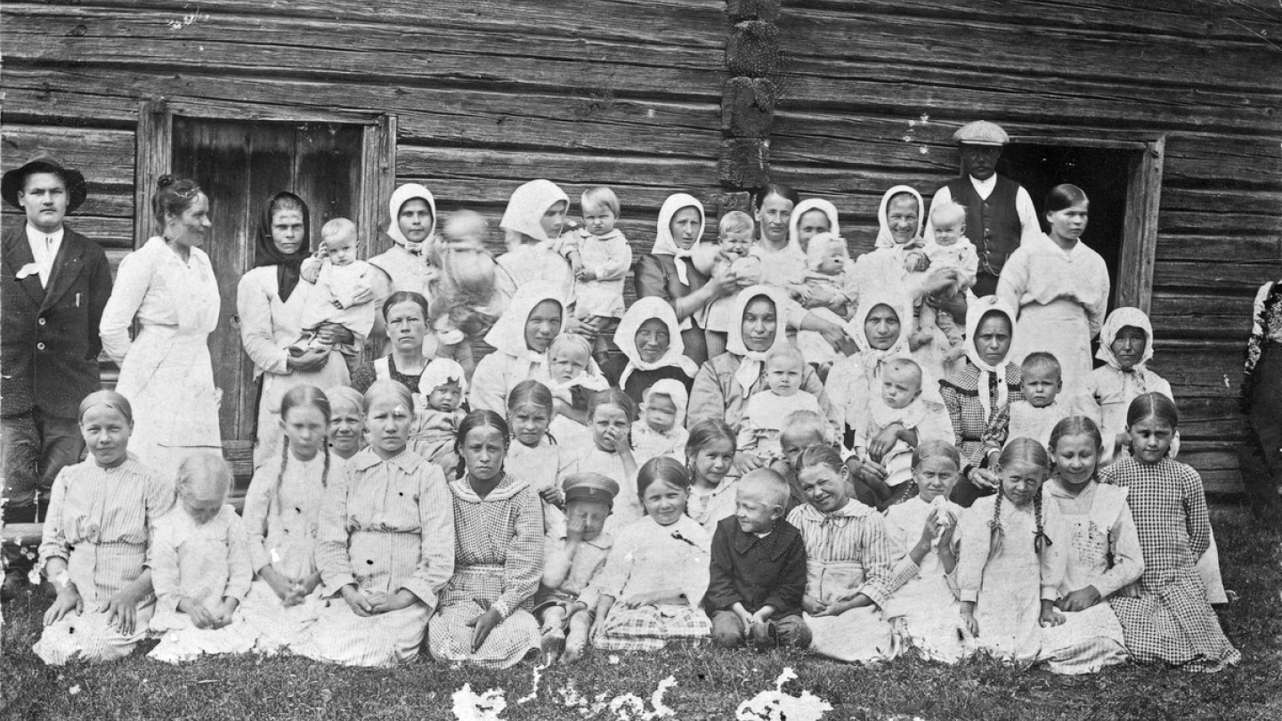 Yleinen rokotustilaisuus lapsille (Kimykustannus, reprokuvaaja 1919 museovirasto)