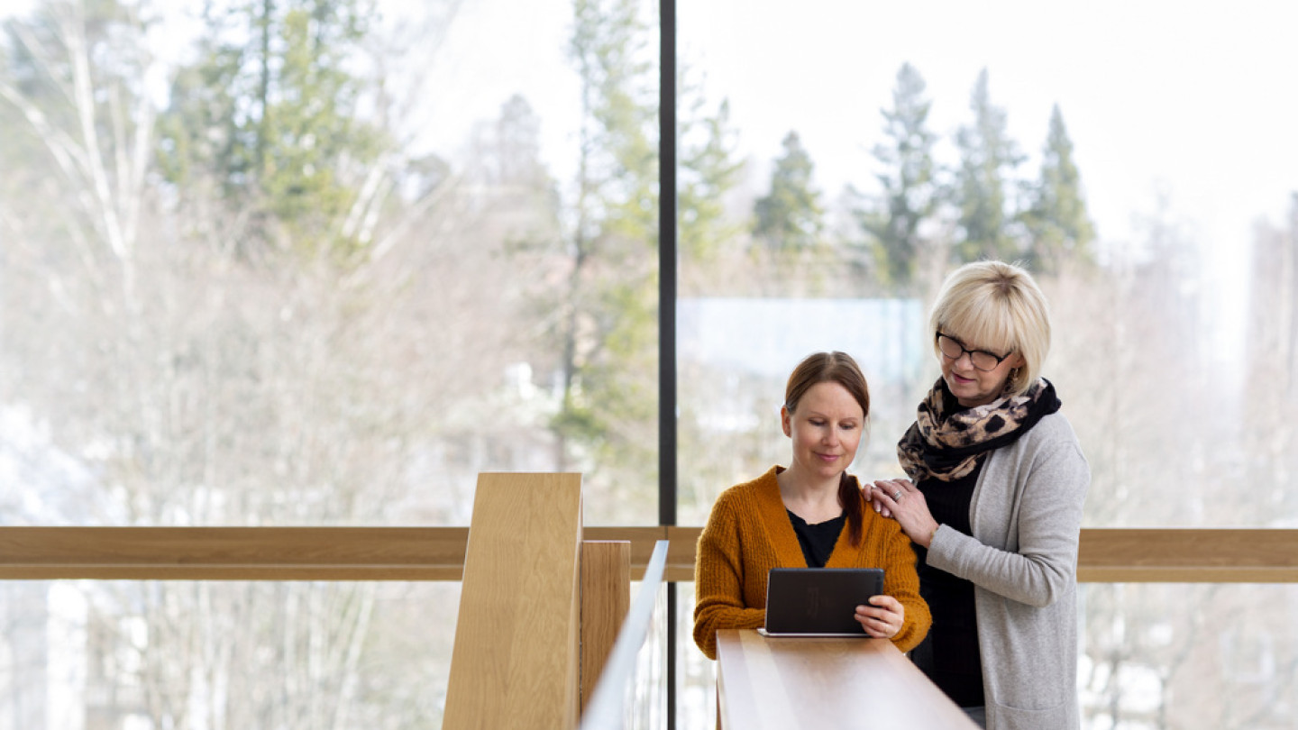 Avoimessa yliopistossa opiskelija saa tukea ja ohjausta. Lähialueelta tutuiksi tulevat opiskelijakollegat ovat tärkeä vertaistuki ja innostaja opintojen aikana.