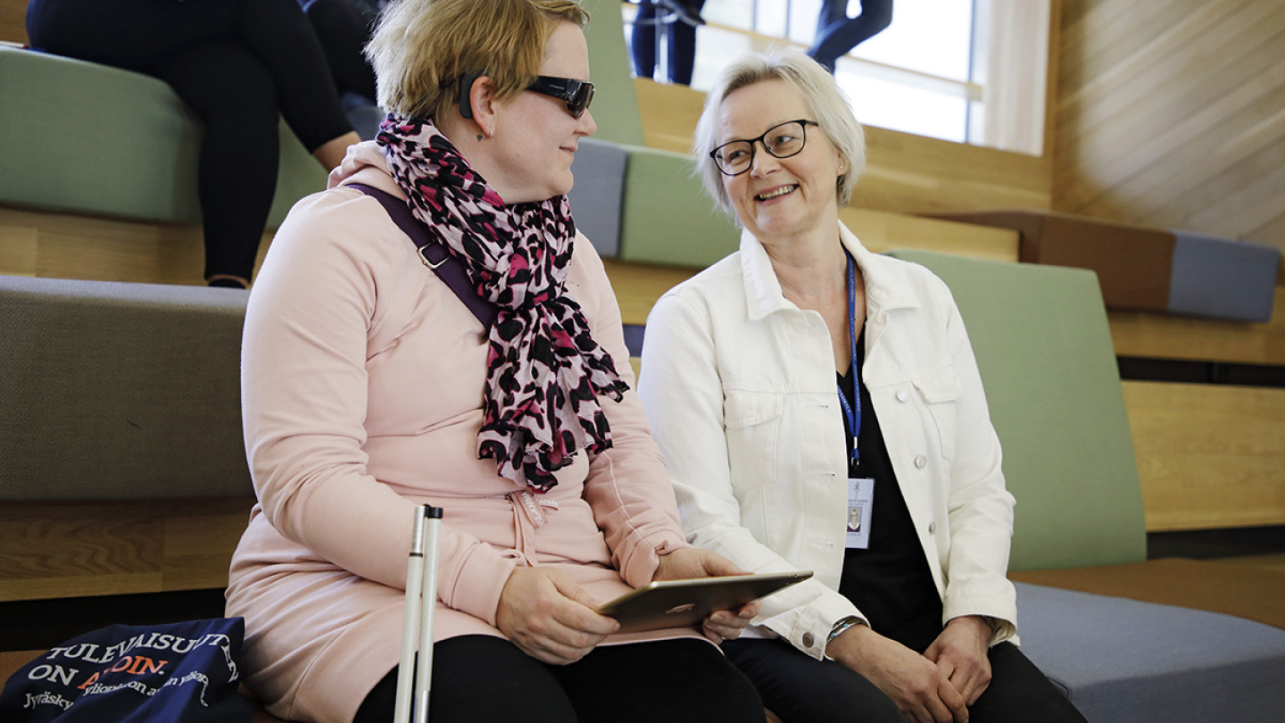 Avoimen yliopiston opiskelija Sanna Nuutinen (vas.) on DigiCampusosahankkeen ohjausryhmässä mukana kehittämässä verkkoopiskelun saavutettavuutta. Tarja Ladonlahti koordinoi tätä Esteettömyys ja saavutettavuus osahanketta.