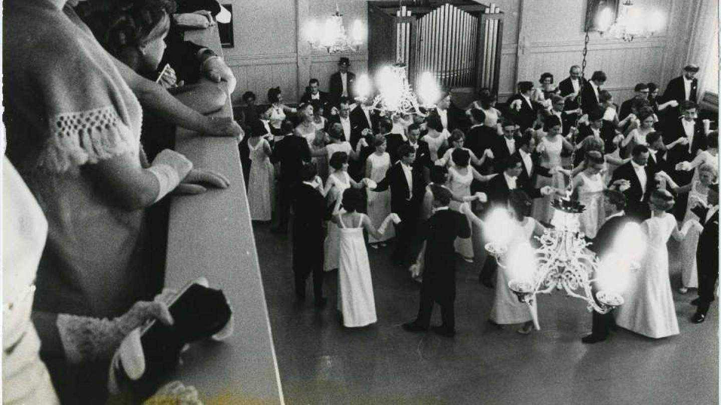 Promootiotanssiaiset vanhassa juhlasalissa 1969.