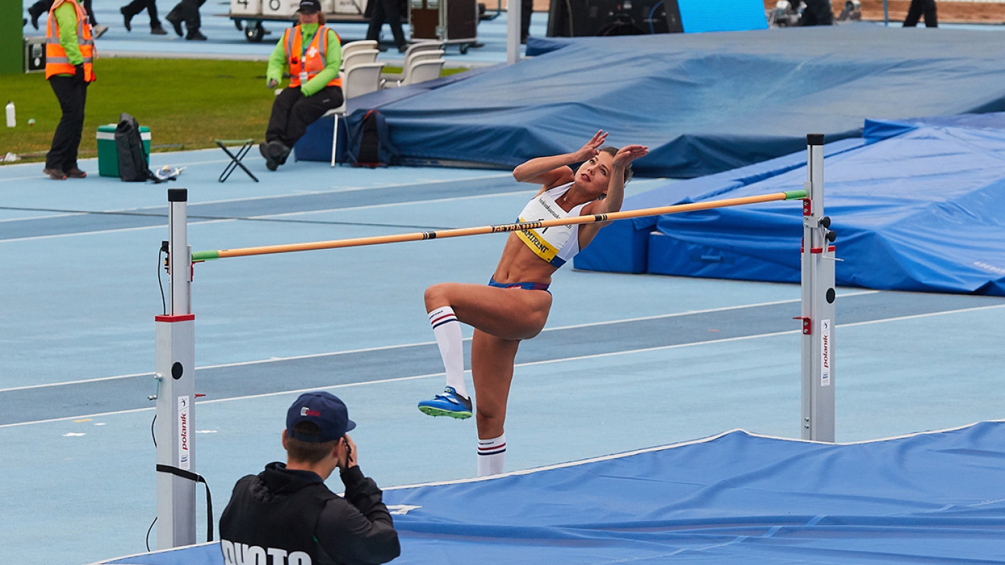 Gabriela Kosonen urheilee, opiskelee ja käy töissä. Avoimen yliopiston opintojen joustavuus sopii urheilijan arkeen.