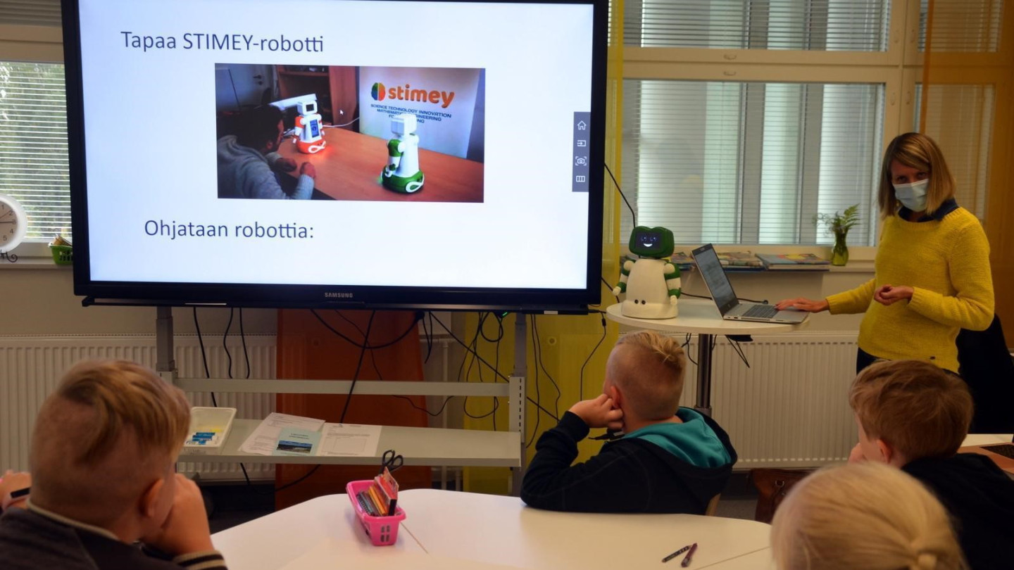 Ohjelmoinnin ja robotiikan yhteistyötä – Kouluvierailu Lapunmäen yhtenäiskoululla Konnevedellä (Kuva: Innovatiiviset oppimisympäristöt -tutkimusalue)