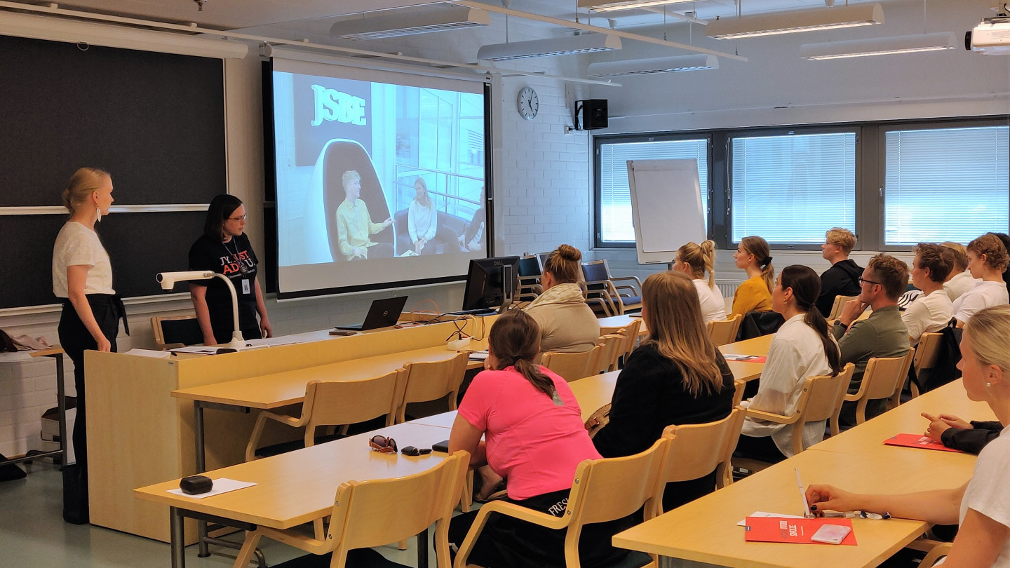 JYU avoimen Riina Kärkkäinen ja Piia Leppämäki kertoivat avoimen väylästä.