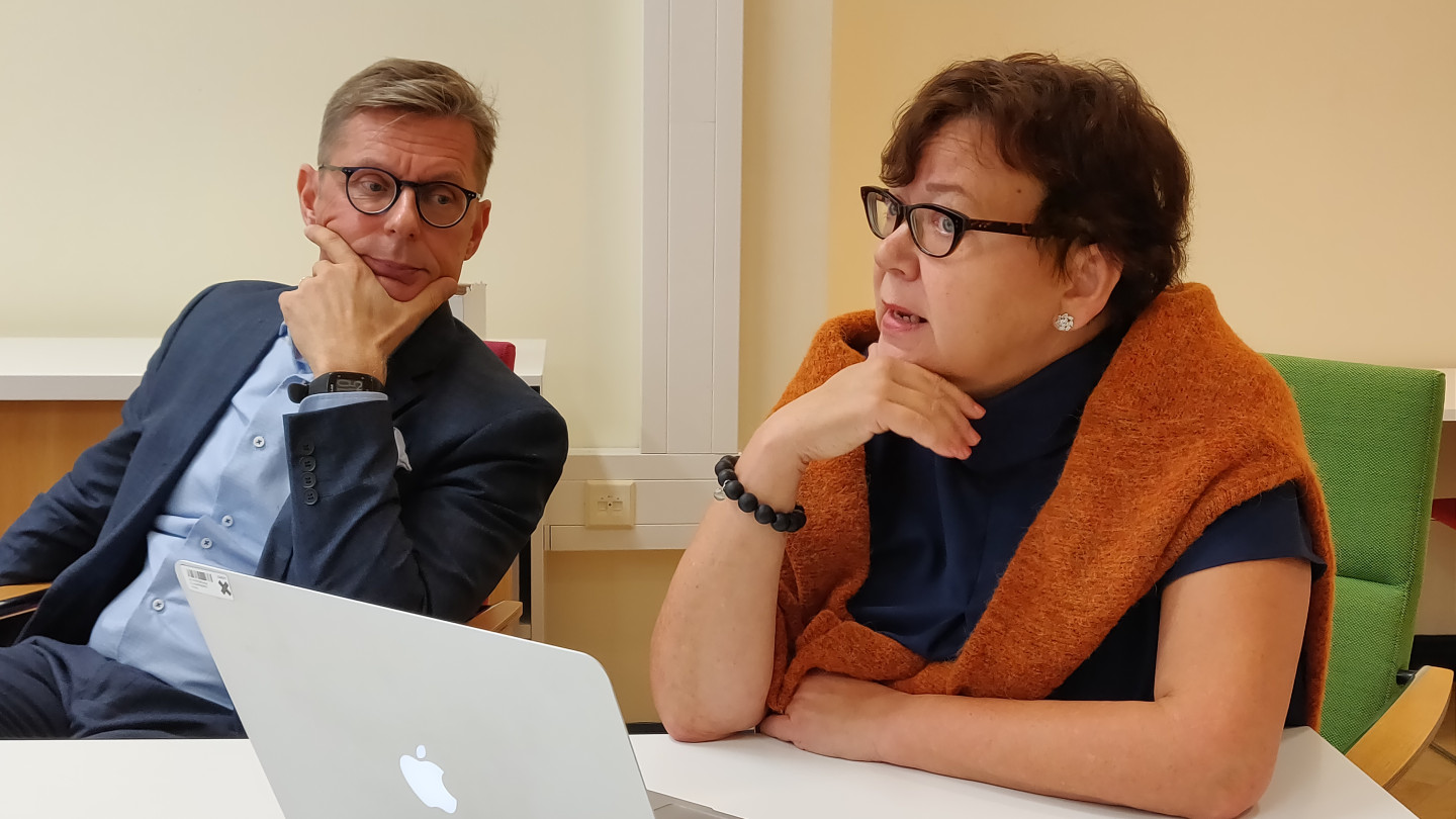 Erikoissuunnittelija Mari Karjalaisen mukaan Taideyliopiston ensimmäinen väyläpilotti oli onnistunut, vaikka se toteutettiin nopealla aikataululla. Vasemmalla TRY:n ohjausryhmän jäsen Jukka Lerkkanen Jyväskylän yliopiston avoimesta yliopistosta.