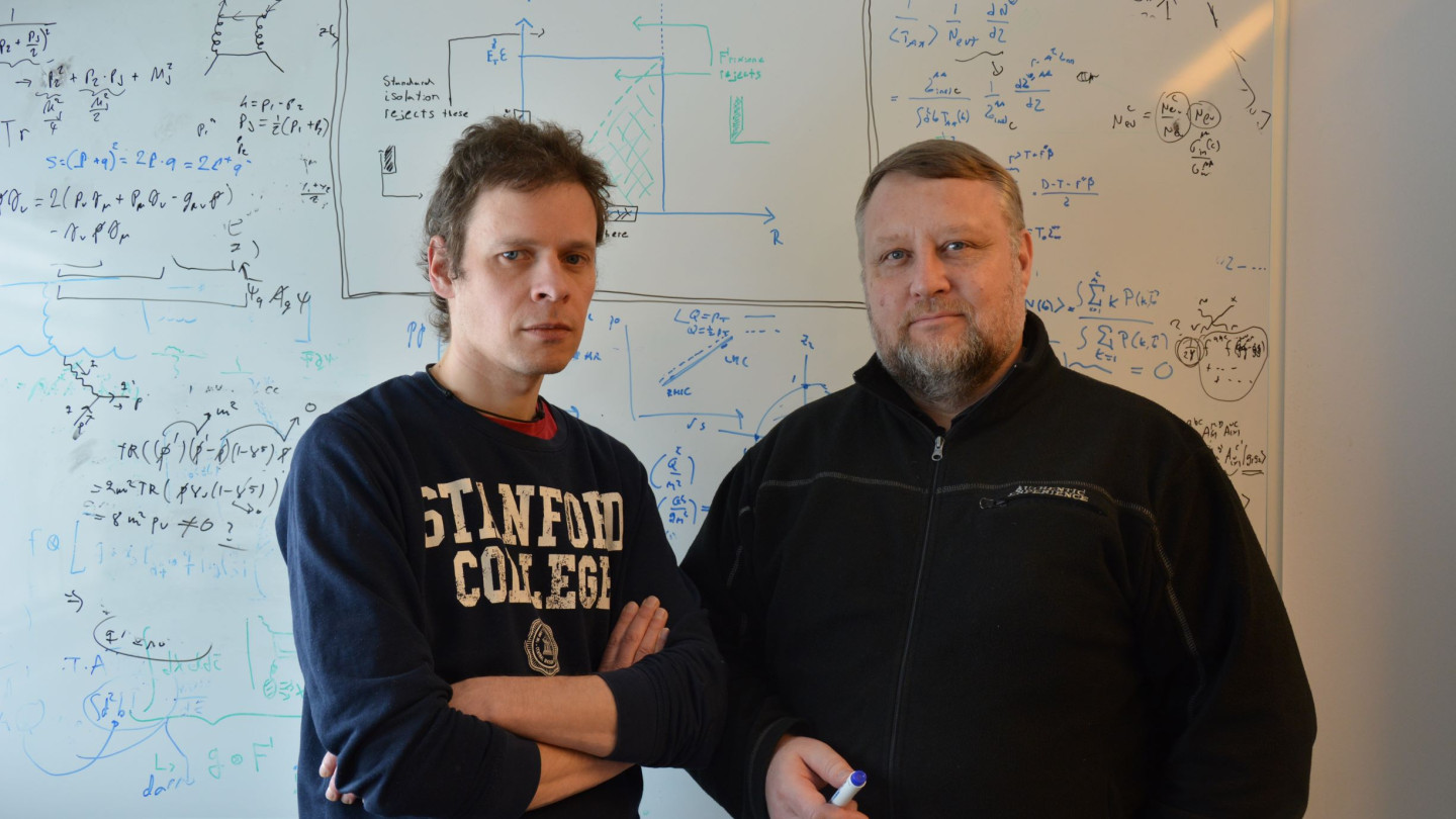 Akatemiatutkija Hannu Paukkunen (vas.) ja professori Kari J. Eskola määrittivät 1000 viittauksen rajan ylittäneessä artikkelissa atomiydinten sisältämien protonien ja neutronien kvarkki ja gluonijakaumat virherajoineen.