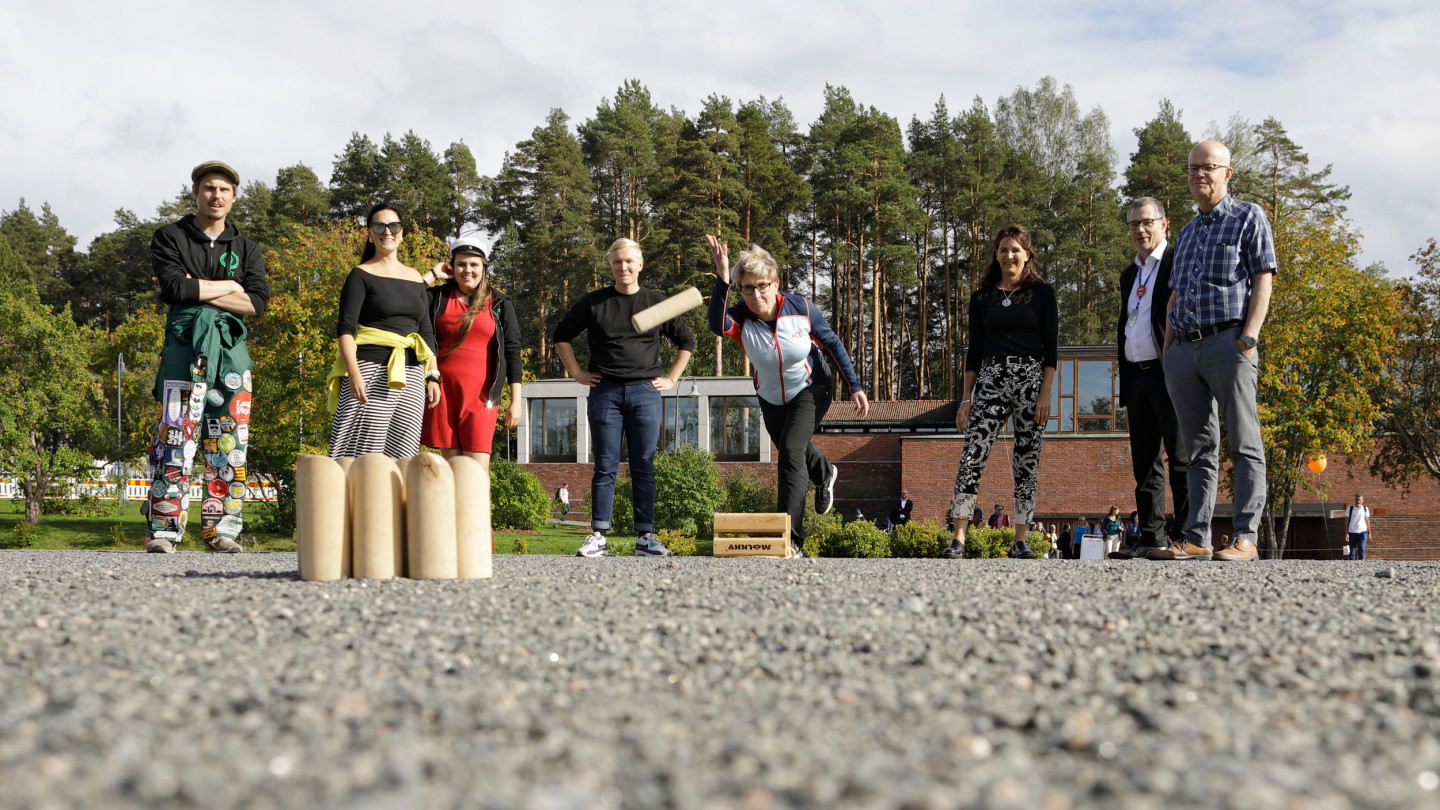 Kampuksen kentällä ratkottiin viime syksynä JYU:n ja JYY:n mölkkyherruus. Heittovuorossa talous- ja palvelujohtaja Päivi Seppä. Kuva: Petteri Kivimäki.