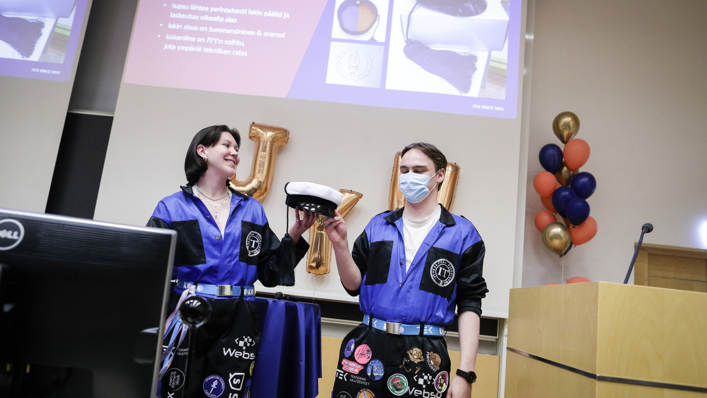 Teekkariopiskelijat Minea Nupponen ja Eemil Hukkanen esittelevät Jyväskylän uutta teekkarilakkia. kuva: Petteri Kivimäki