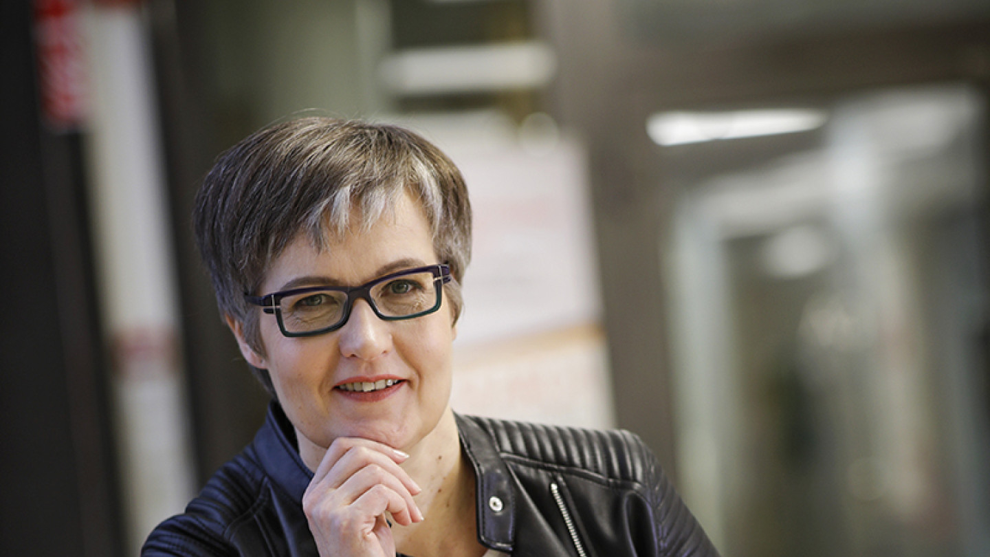 Nykyään ohjausalan asiantuntijana toimiva Riitta Miettinen oppi opiskelemaan avoimessa yliopistossa. Opettajilta saatu palaute on tärkeää opiskelutaitojen kehittämisessä.