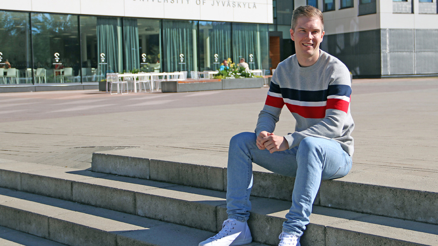 JYU avoimen yliopiston viestinnän johtamisen opettaja Matias Lievonen.