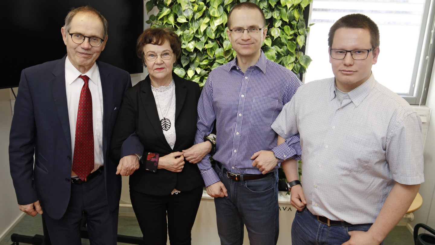 Kuvassa Jyväskylän yliopiston professori Pekka Neittaanmäki (vas.), Lehto Asuntojen hankintapäällikkö Seija Jokela, projektitutkija Petri Vähäkainu ja tutkimusavustaja Antti Kariluoto. Kuvaaja: Petteri Kivimäki.