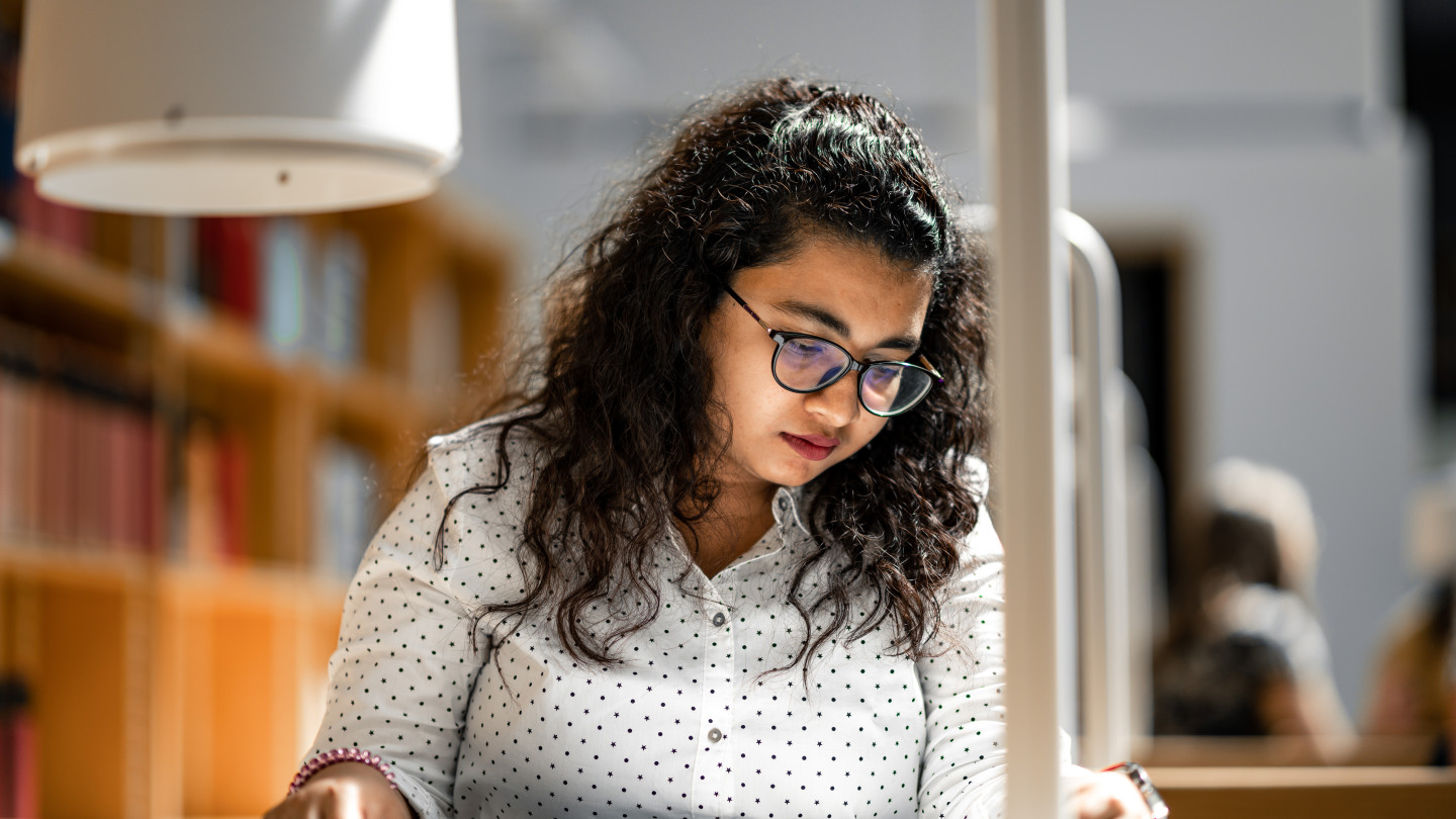 "Opiskelijalta voi kysyä, mikä voisi tehdä päivästäsi paremman ja kannustaa löytämään sellaisia päivittäisiä tapoja, jotka lisäävät hyvinvointia", tutkijat ehdottavat. Virtaa opiskeluun tuovat muun muassa riittävä uni, liikunta sekä onnistunut ajanhallinta. Kuva: Tommi Sassi /Jyväskylän yliopisto