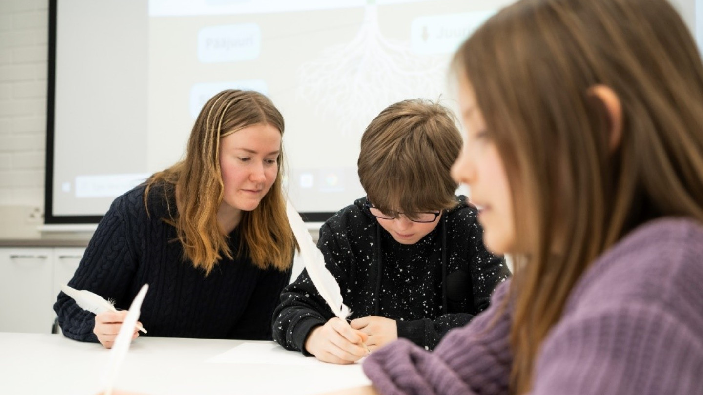 Jyväskylän kesäyliopiston ja Jyväskylän yliopiston lasten ja nuorten yliopisto JYUniorit tukee lasten luontaista kykyä ihmetellä ja tehdä oivalluksia. Kuva: Jyväskylän kesäyliopisto