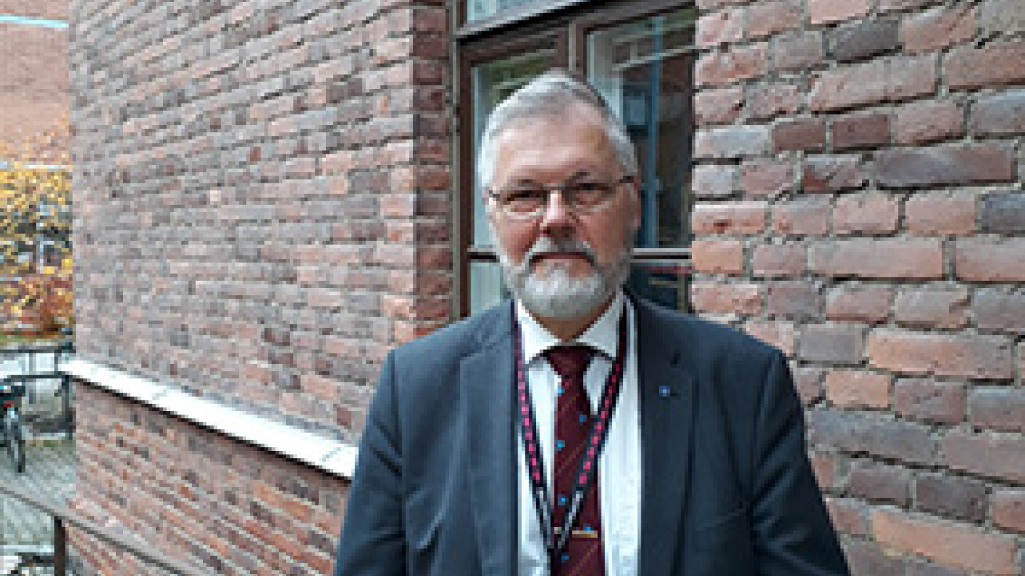 Janne Vilkuna Educa-rakennus taustallaan, kuvaaja Tarja Pääjoki