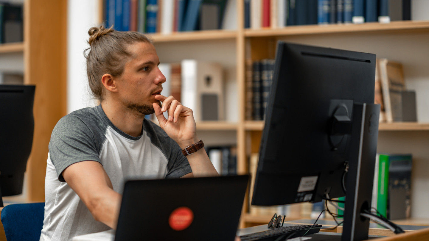 Avoimen väylällä opiskellaan avoimia yliopistoopintoja, joiden perusteella voi hakea myös tutkintoopiskelijaksi yliopistoon.
