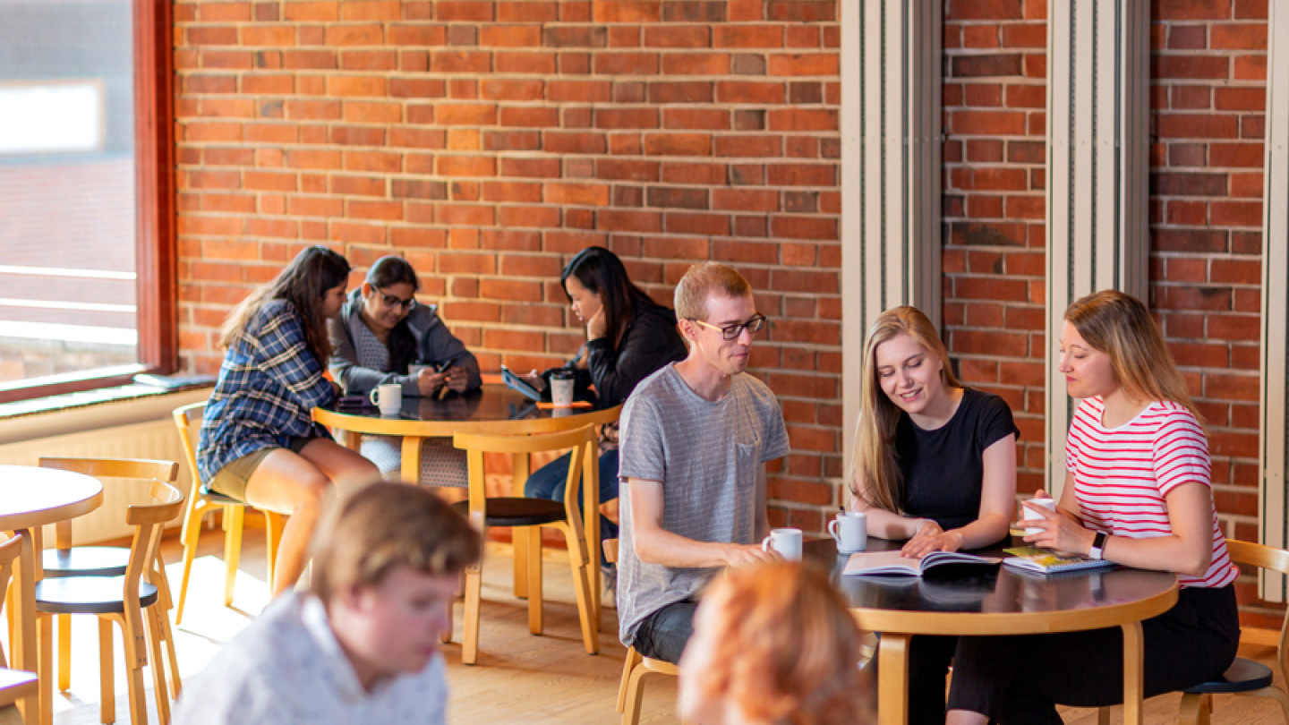 Semman ravintoloita on kampuksella ja Kortepohjan ylioppilaskylässä.