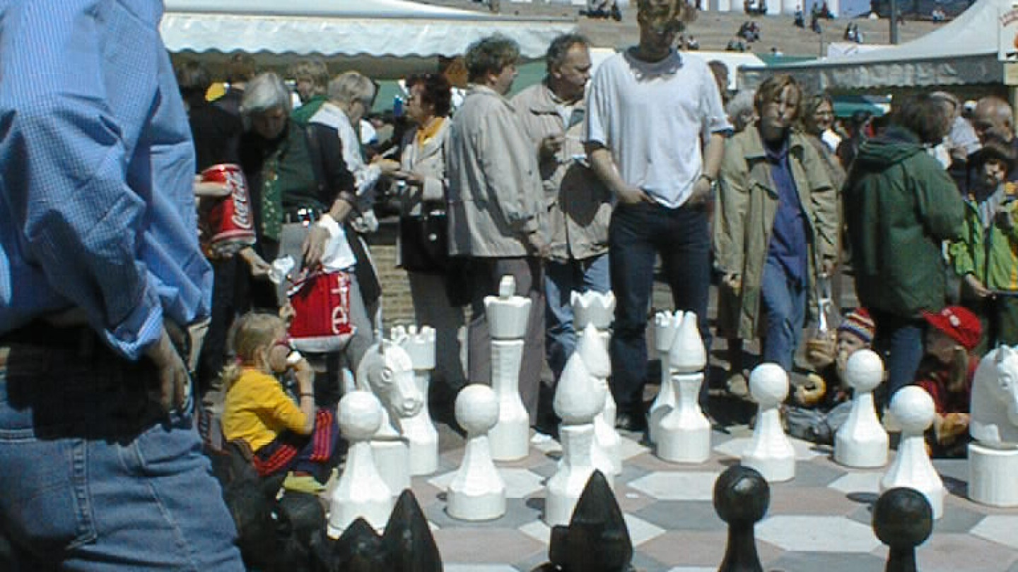 Jättikokoinen kolmishakki Helsingissä Senaatintorilla vuonna 1998. Kuvan pelaajat ovat IT-tiedekunnan tietojärjestelmätieteen opiskelijoita.