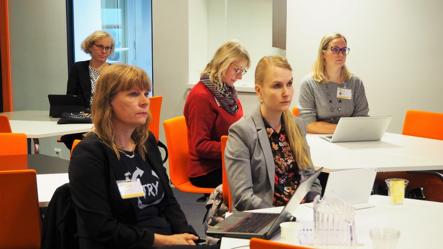 Ulla Kekäläinen, Riina Kärkkäinen (kuvassa etualalla) sekä Leea Huusko kertoivat blogissa avoimen väylän opintopalveluiden kehittämisestä.