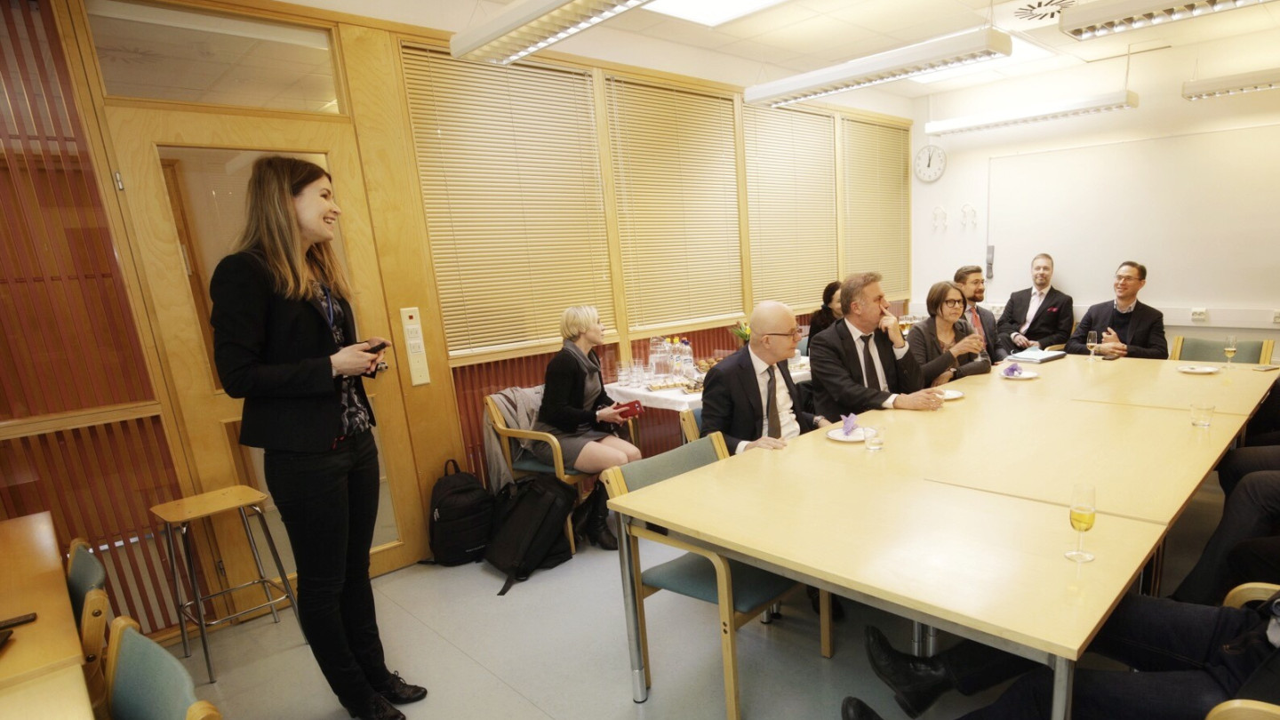 Tutkijatohtori Siiri Perämäki esitteli kemian laitoksen kiertotalouden korkeatasoisia tutkimushankkeita Euroopan komission varapuheenjohtajan Jyrki Kataisen mukana vierailleille päättäjille tiistaina kemian laitoksella.