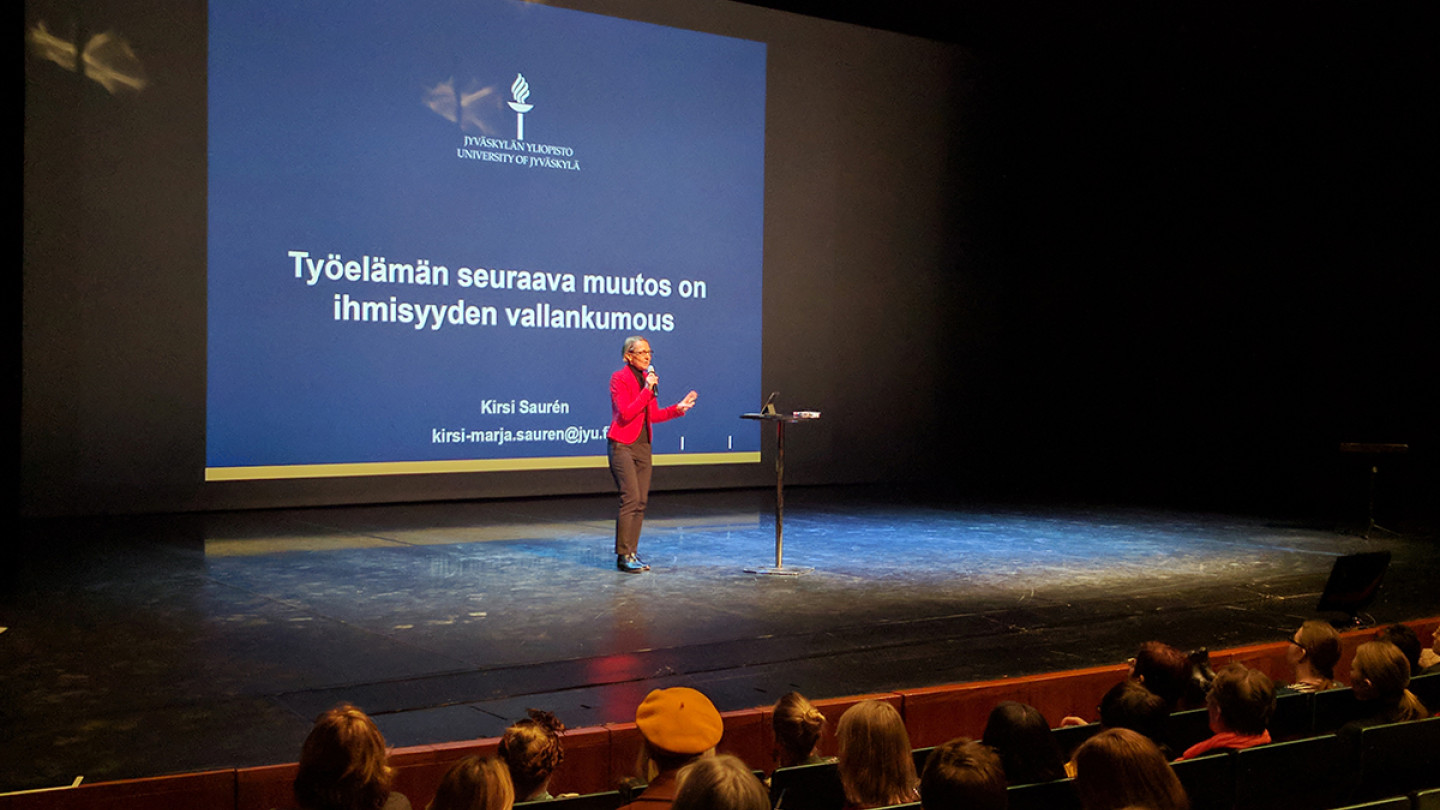 Yliopistonopettaja Kirsi Saurén ennusti ihmisyyden vallankumousta Work Goes Happy tapahtuman puheenvuorossaan.