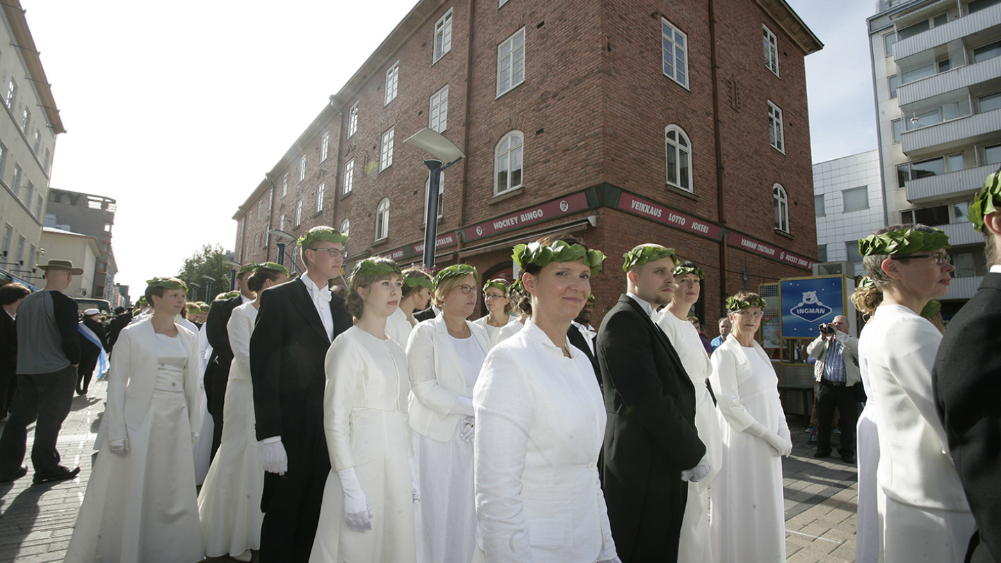 Promootioaktin jälkeen juhlaväki siirtyy kulkueena yliopiston päärakennukselta Jyväskylän kaupunginkirkkoon.