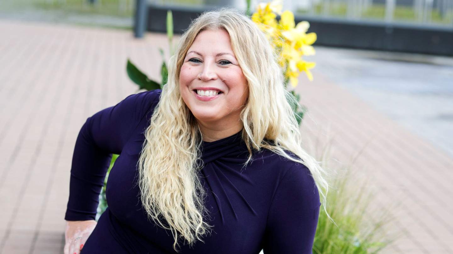 Asiakkuuspäällikkö Tiina Lämsä on avoimen yliopiston yhteyshenkilö yrityksille. Hänen kanssaan voi suunnitella organisaation tarpeisiin sopivia avoimia yliopistoopintoja.