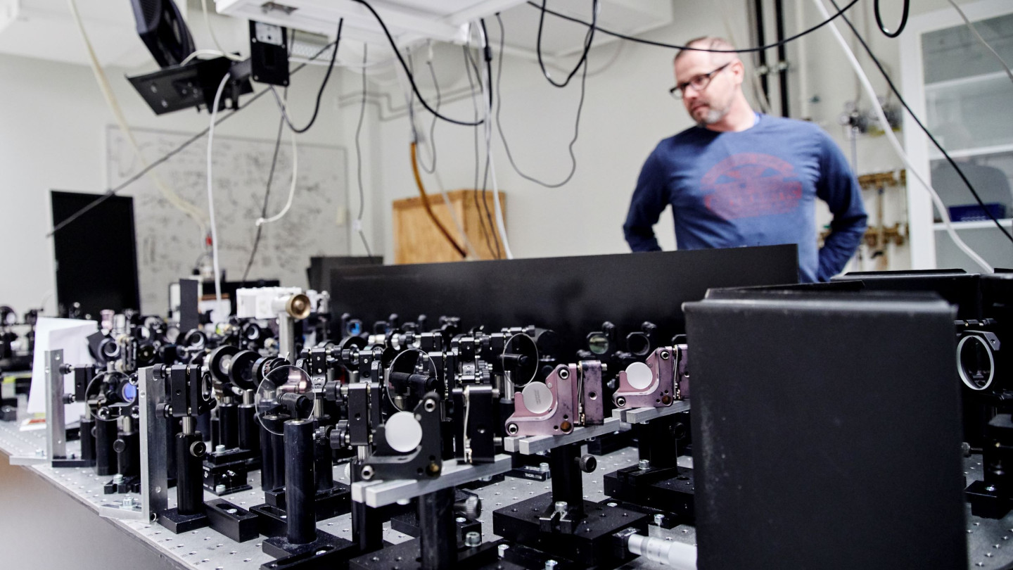 Jyväskylään Nanotiedekeskuksen laserspektroskopian laboratorioon hankitaan Suomen Akatemian rahoituksen avulla uusi Ramanmikroskooppi, joka edistää biomolekyylien ja nanomateriaalien tutkimusta.