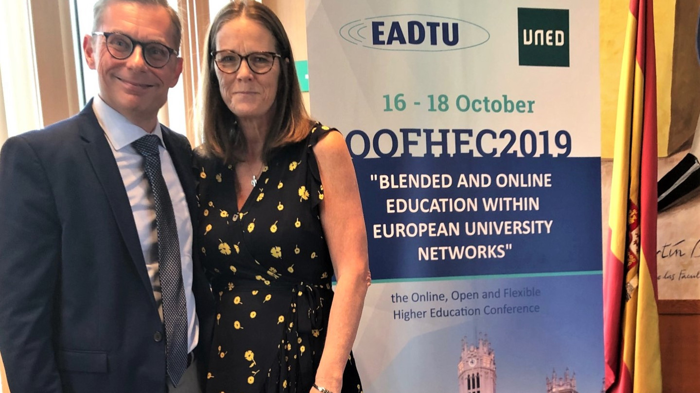 Jukka Lerkkanen ja EADTU:n hallituksen presidentti Liz Marr lokakuisessa OOFHEC2019konferenssissa Madridissa.