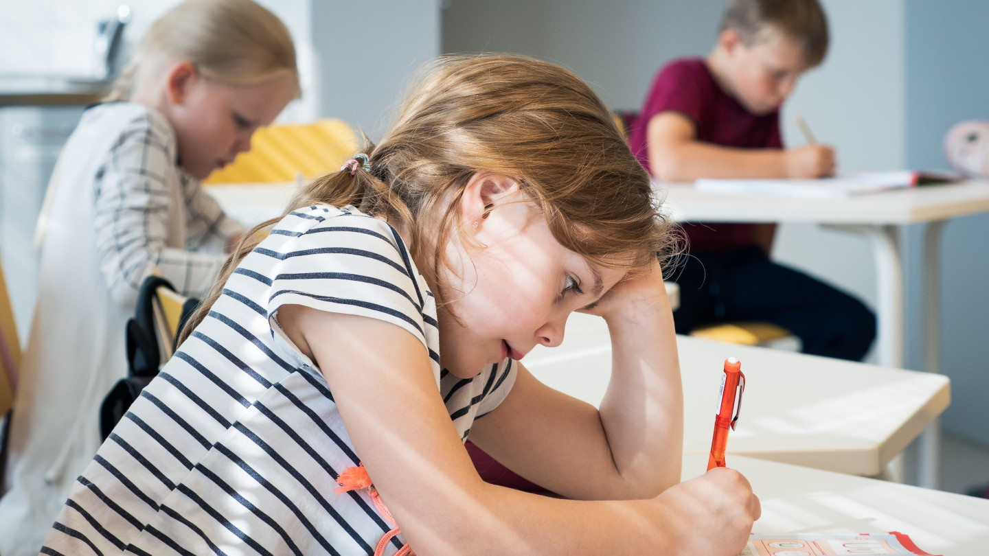 Luku ja kirjoitustaitojen kehittäminen liittyy kaikkiin tehtäviin, joissa kasvua ja oppimista tuetaan. Näistä opinnoista hyötyvät eri alojen ammattilaiset.