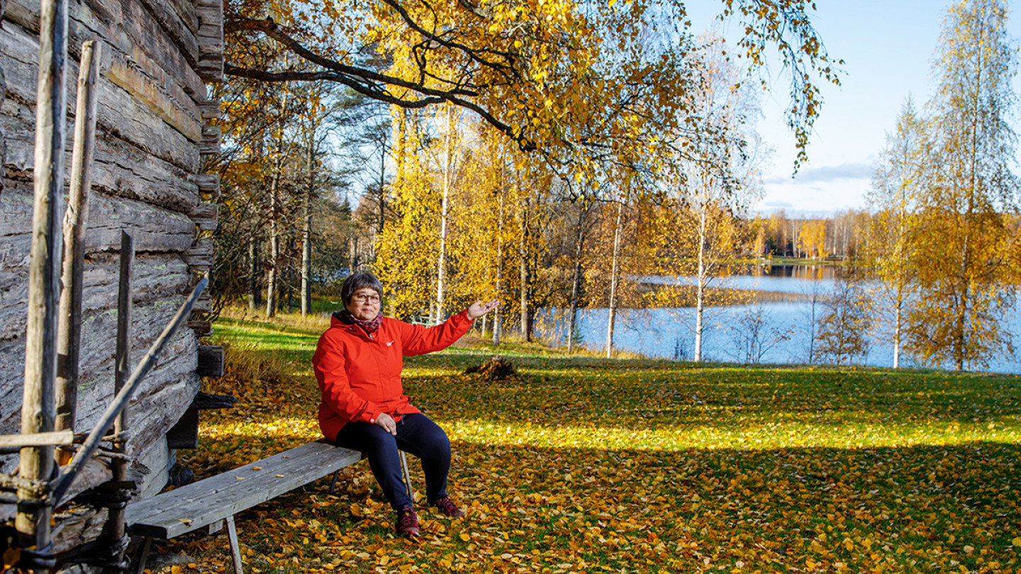 Jaana Luttinen Koljonvirran maisemissa, joissa käytiin Koljonvirran taistelu 27.10.1808. Kuvaaja: Mari Kekäläinen.