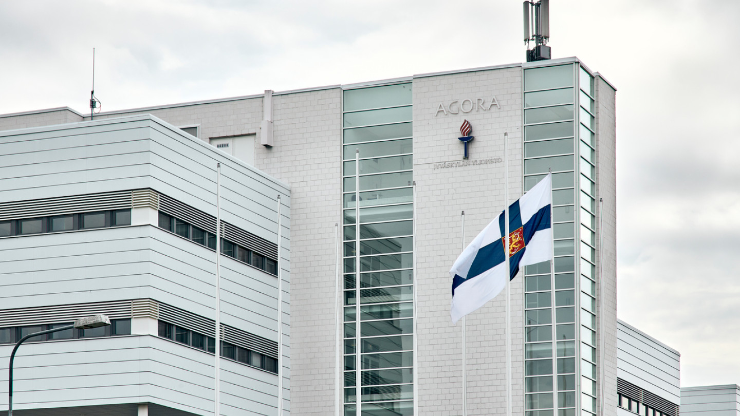 Kampuksella liputetaan Ukrainan tueksi vuoden kestäneen Venäjän hyökkäyssodan vuoksi.