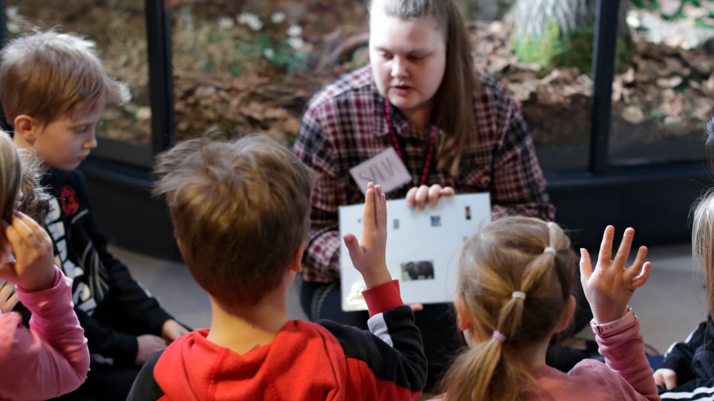 Koululaisia tutustumassa Luontomuseoon.