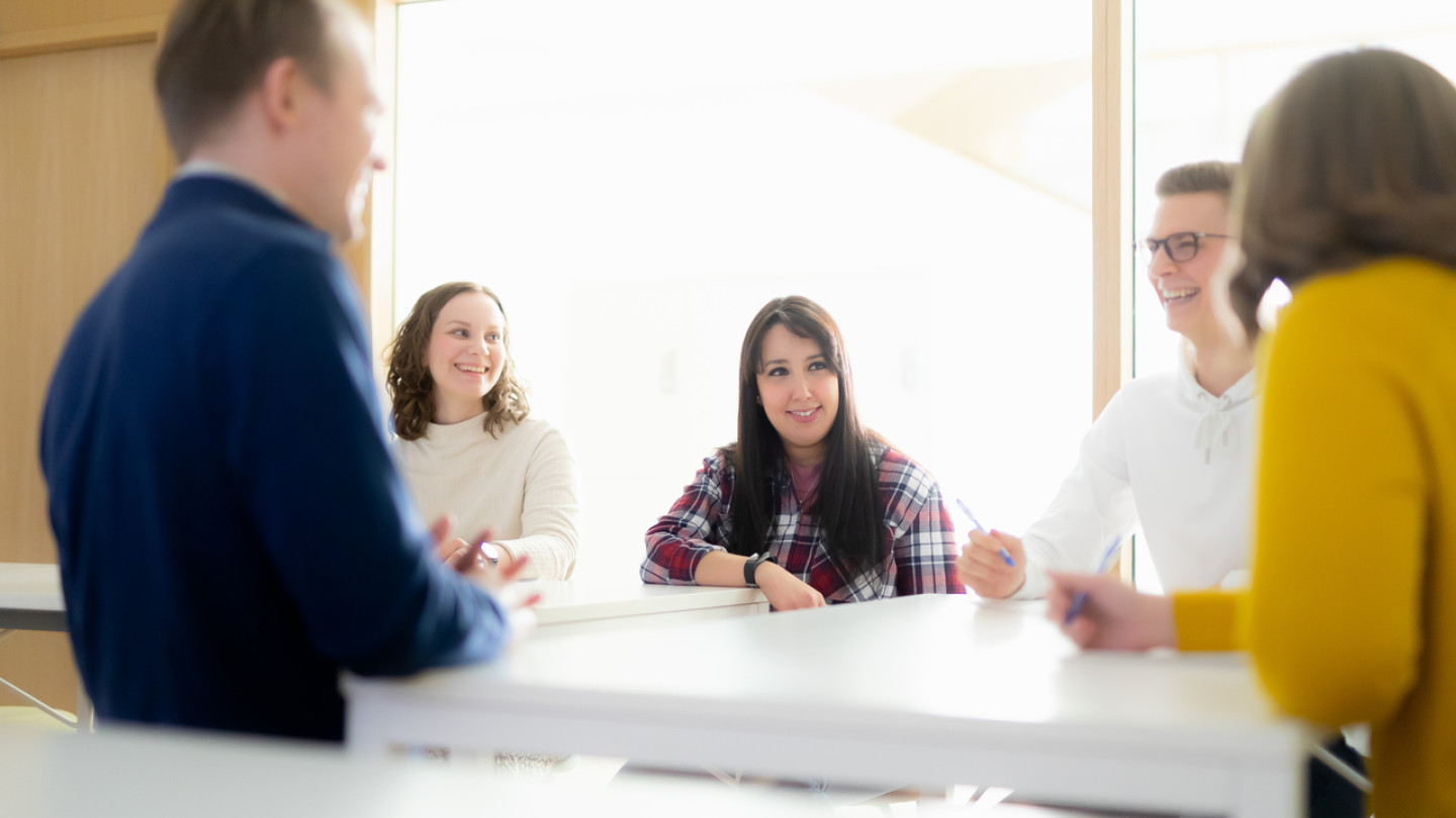 Ennen koronapandemiaa peräti 70 % opinto-ohjaajista teki työtään tyytyväisenä työn imussa. Kuva: Mikko Vähäniitty / JYU