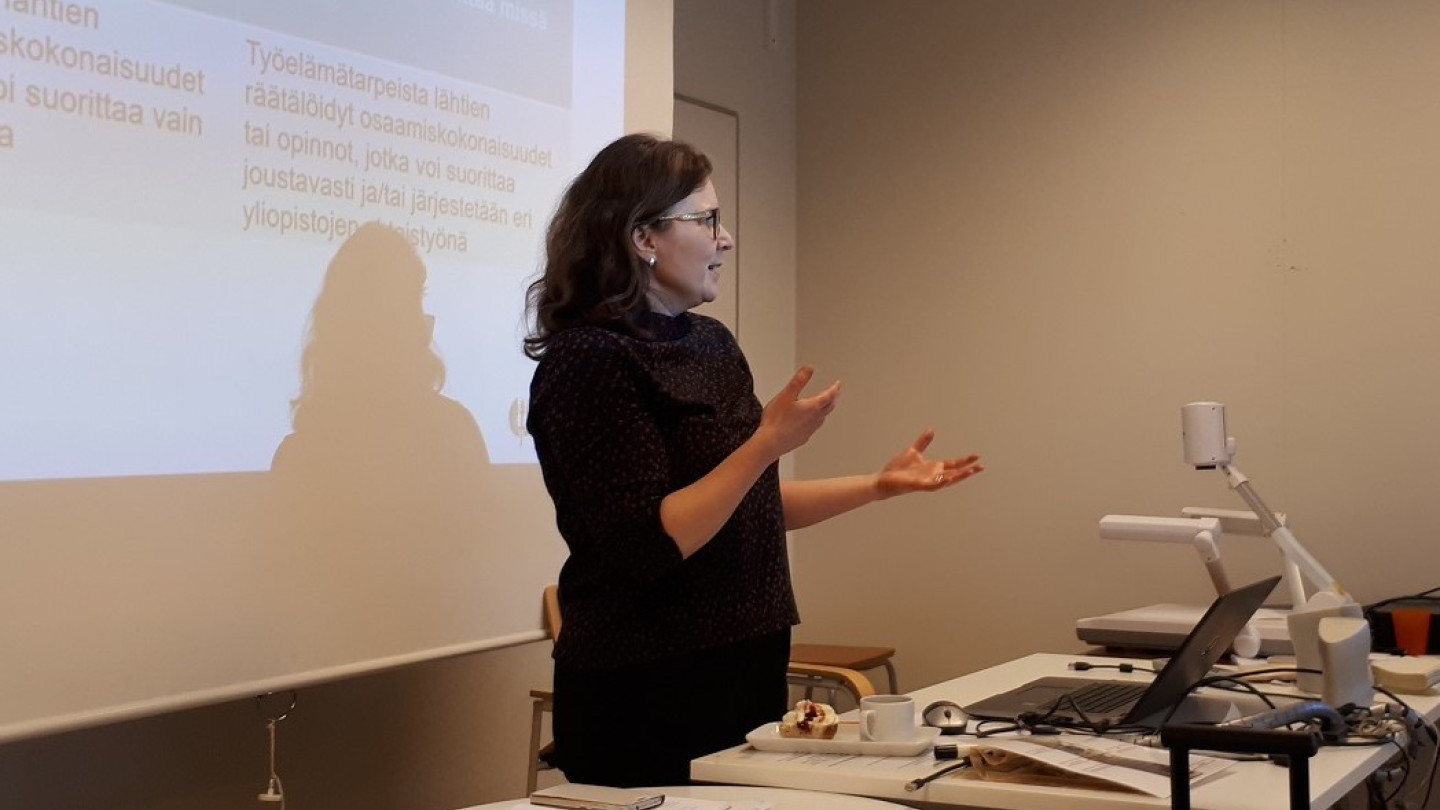 Nina Haltia summaa työpajapäivän antia.