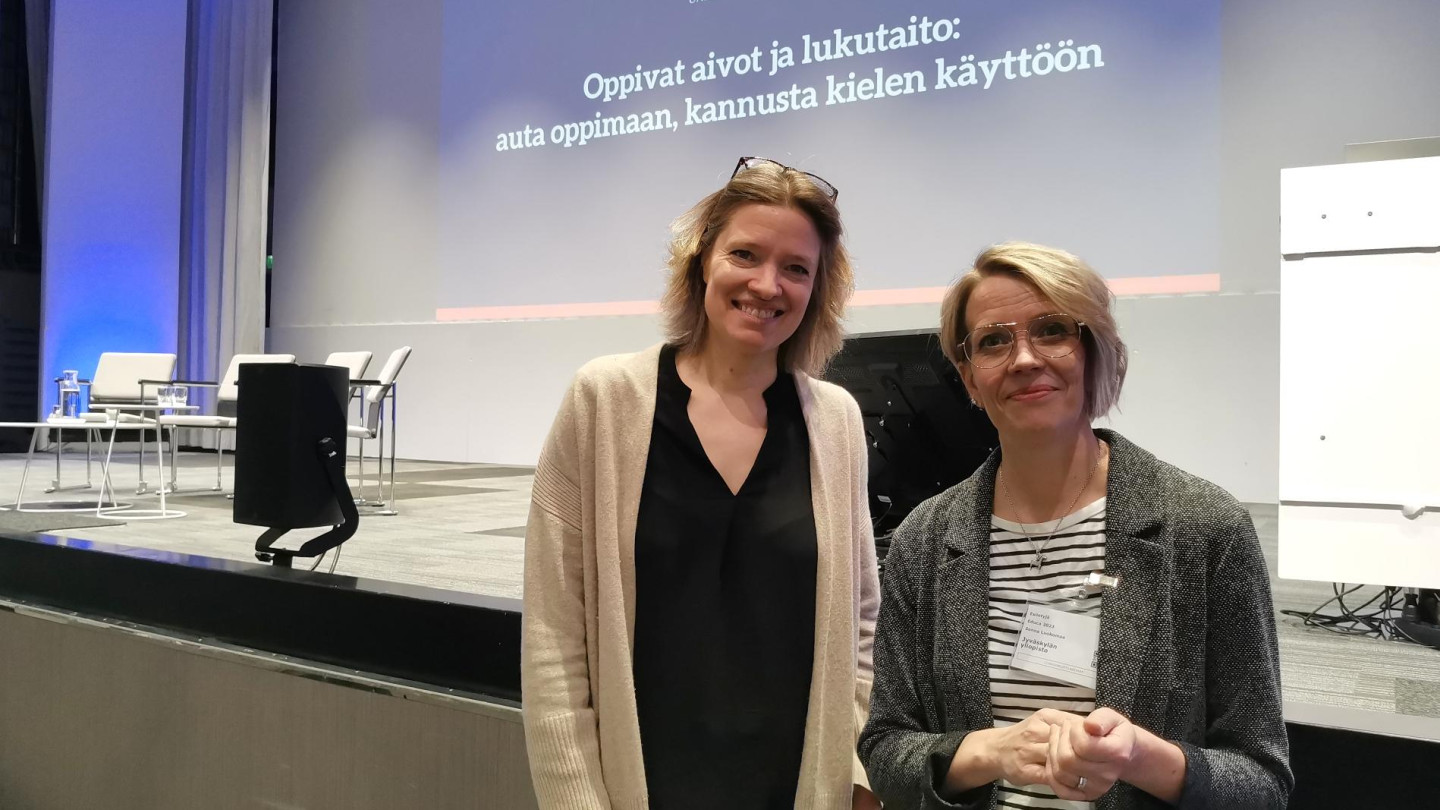 Tiina Parviainen ja Sanna Luokomaa puhuivat Educa 2023 -messuilla oppivista aivoista ja lukutaidon oppimisesta.