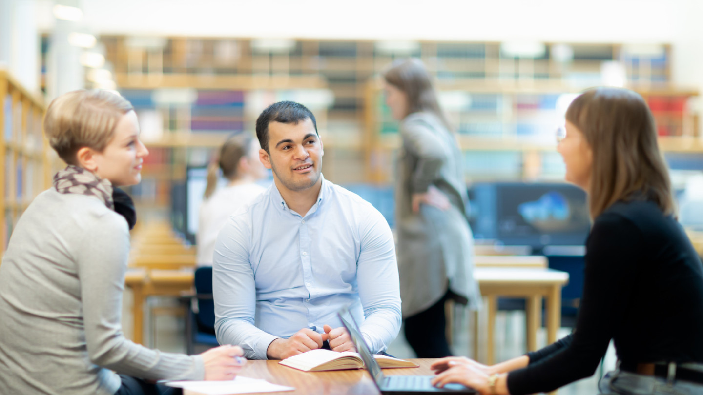 ”Kun työtehtävät muuttuvat, sopiva täsmäkoulutus tukee siirtymää uralla eteenpäin”, Maarit Viljakainen kirjoittaa.