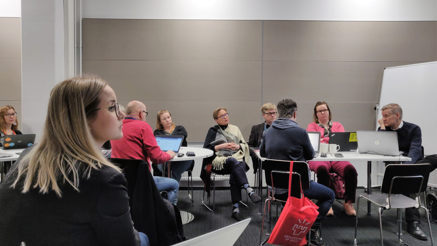 Oulun tapaamiseen osallistui noin 30 ihmistä. Etualalla kuvassa suunnittelija Diana Yletyinen, joka koordinoi TRYhanketta Oulun yliopistossa.