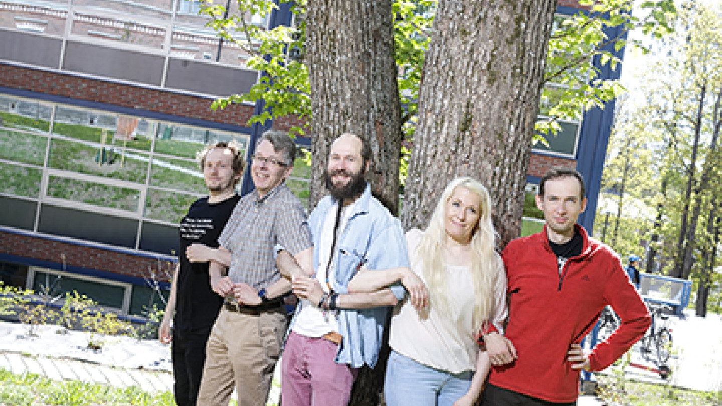 Hankkeen tutkijoita: Matúš Adamkovič (vas.), Raine Koskimaa, Veli-Matti Karhulahti, Mikaela von Bonsdorff ja Marcel Martončik. (Kuvaaja Petteri Kivimäki)