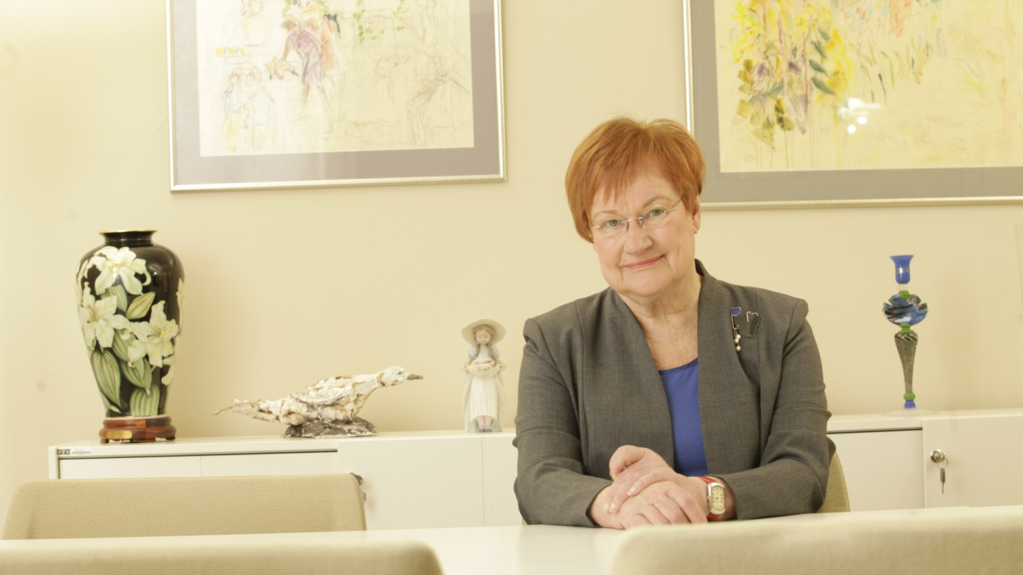 Presidentti Halosta haastatteli JYU avoimen yliopiston yliopistonopettaja Matleena Pietiläinen. Kuva: Lasse Keltto