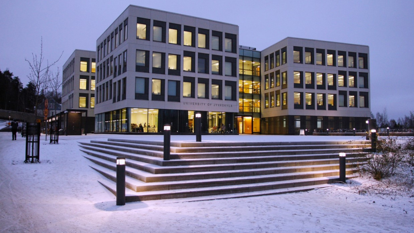 Helmikuun Ruusupuisto tutkii ja keskustelee tilaisuuden teemoina ovat erilaiset koulutuspolut, resilienssi ja voimaantuminen.