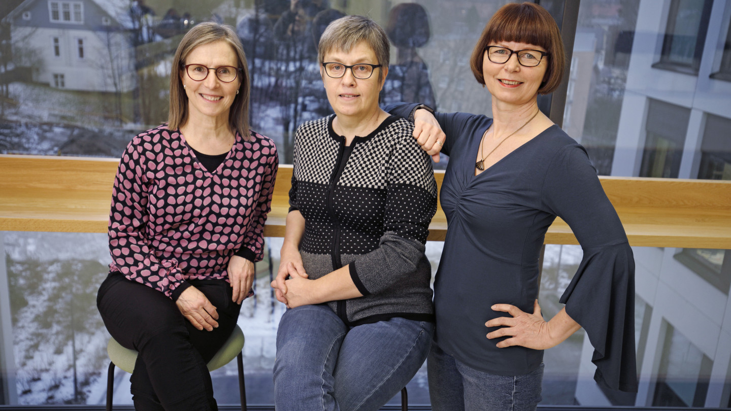 Sanna Uotinen, Leena Valkonen ja Heli Tyrväinen ovat verkkoopetuksen konkareita ja tutkijoita. Katso videolta heidän keskustelunsa verkossa toimimisesta.