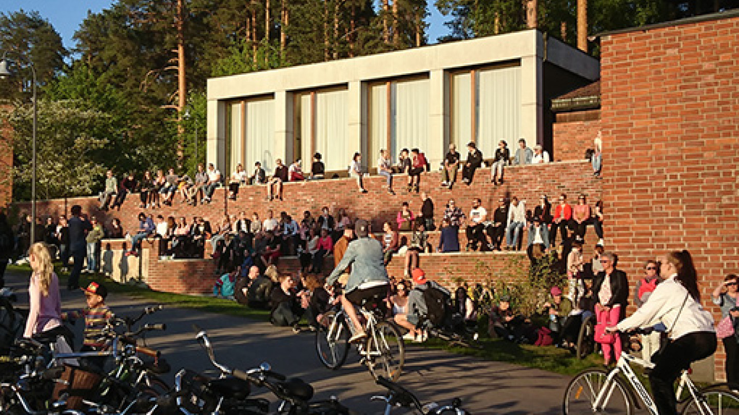 Lyhdyn terassimuureille kuunnellaan musiikkia. Kuva Jyu:n tiedemuseo