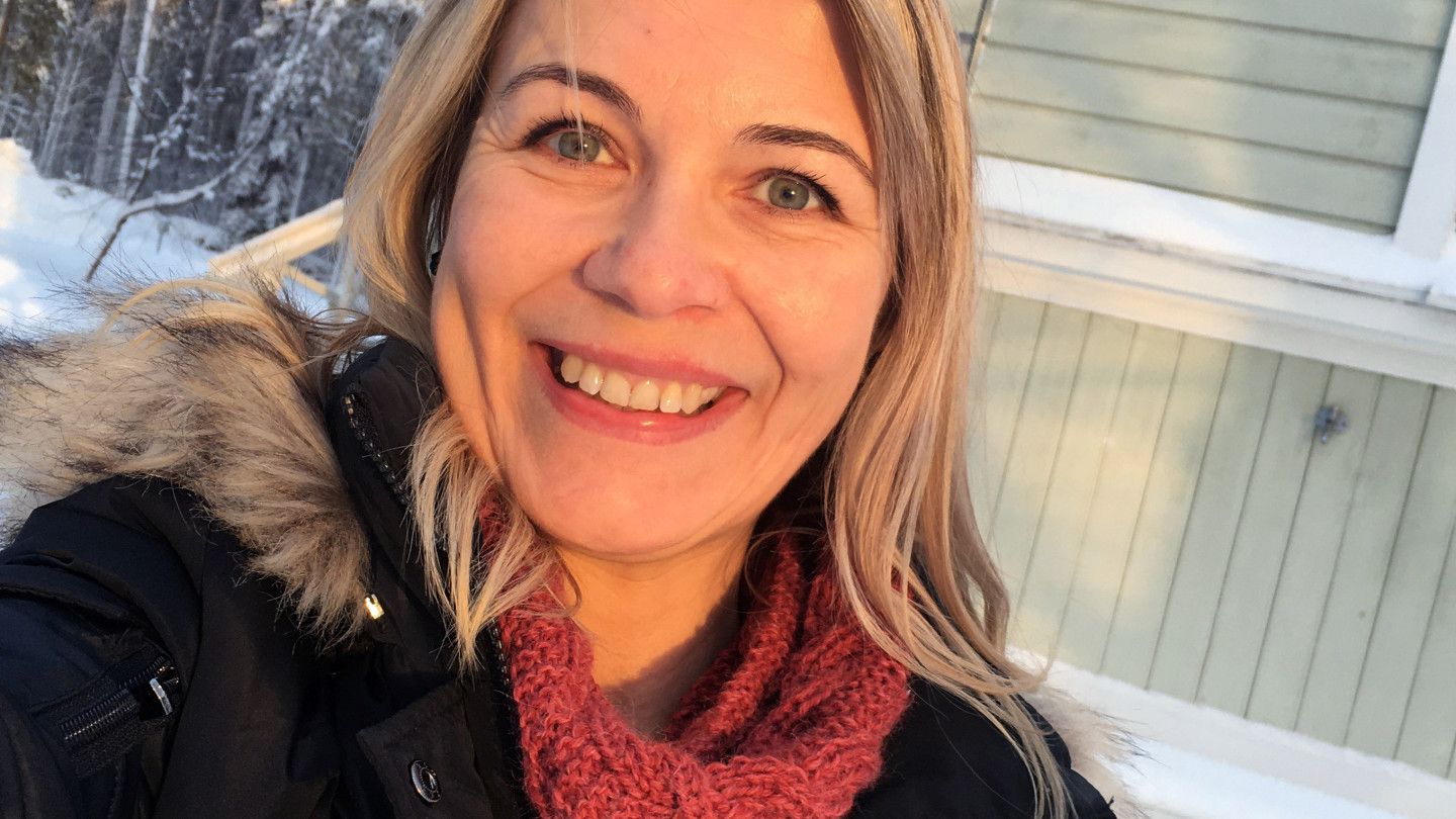 Sini Aromaalle draamakasvatuksen perus ja aineopinnot toivat lisäpätevyyttä ja avasivat uusia ovia alan töihin.