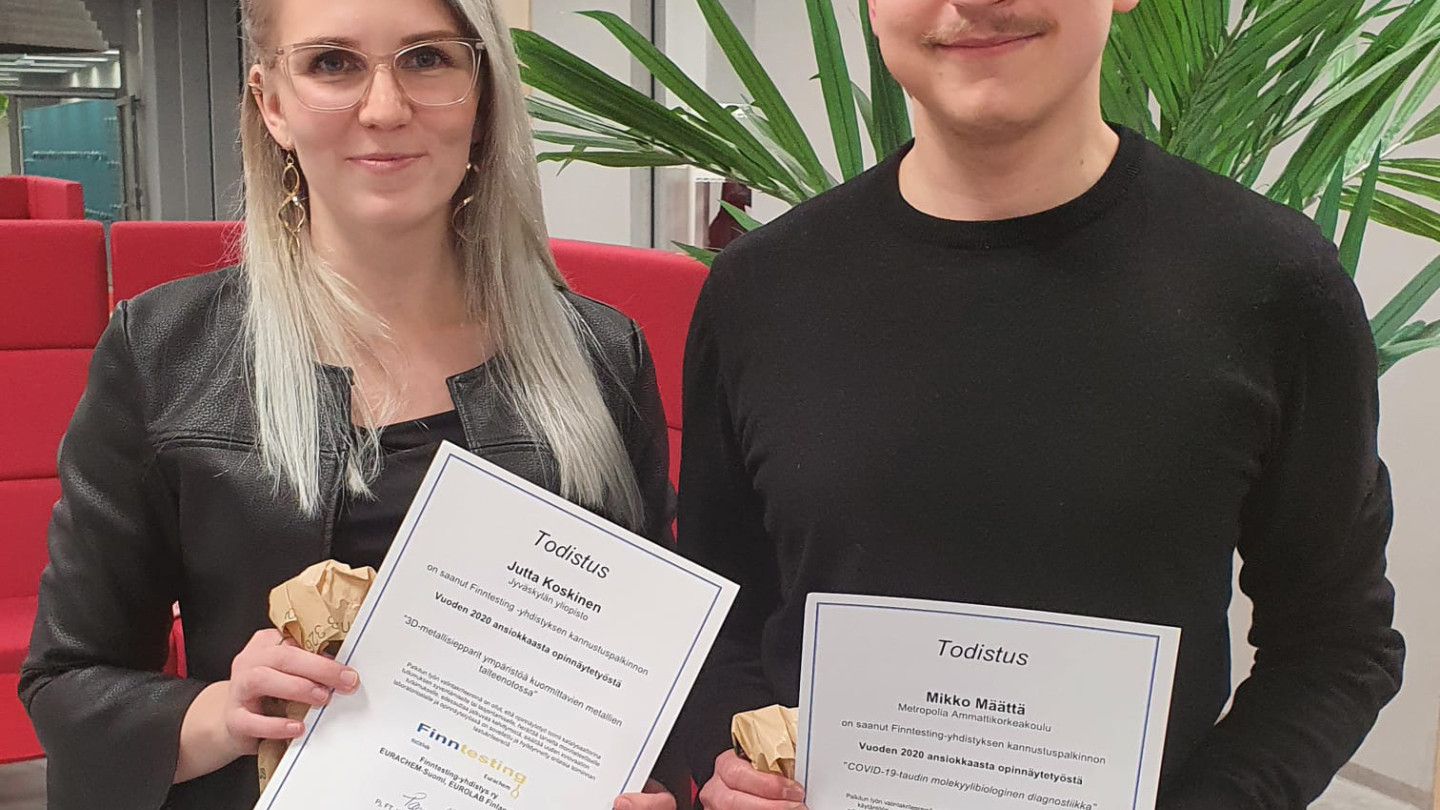 Jutta Koskinen ja toinen palkinnonsaaja Mikko Määttä.