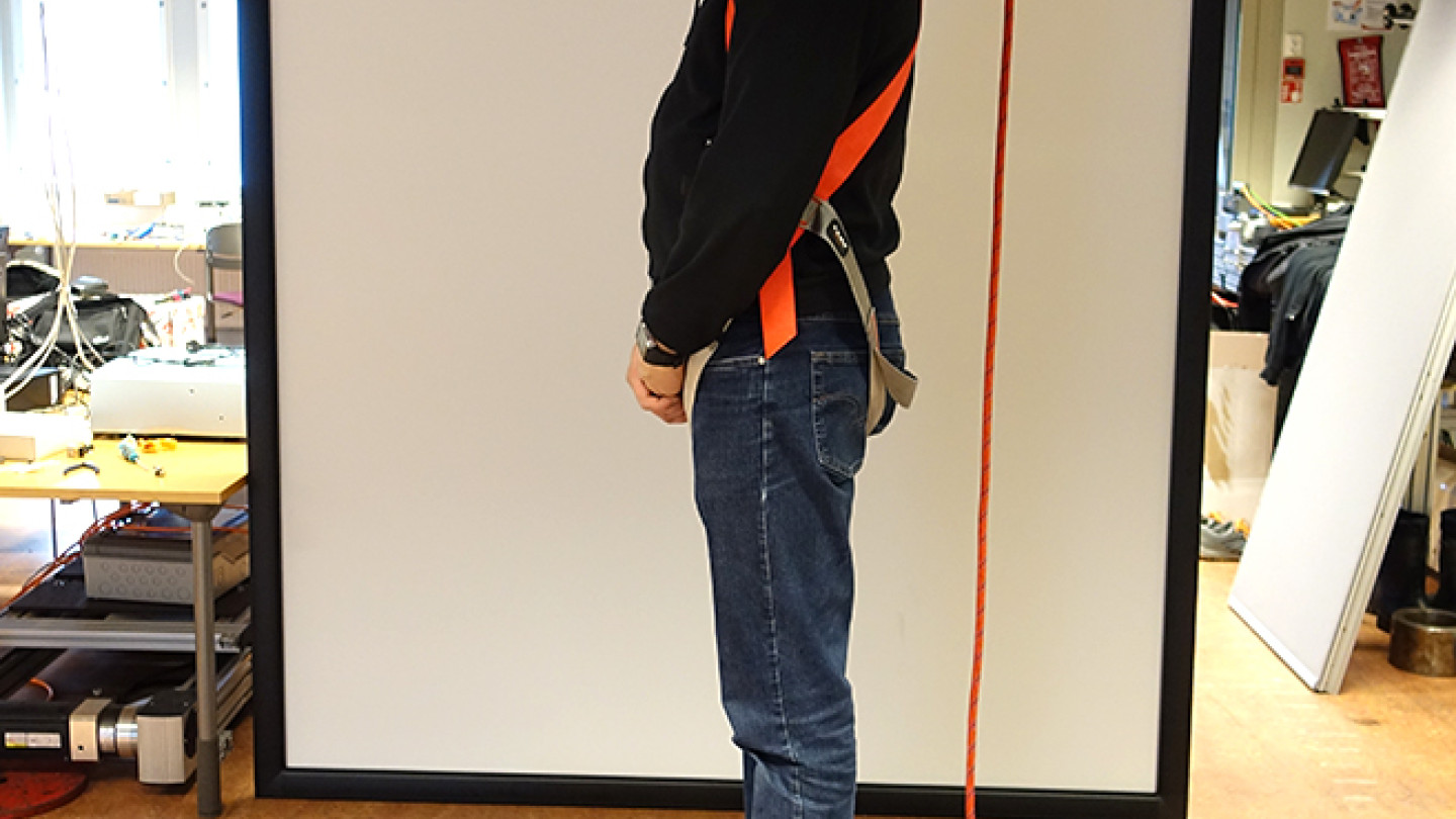 Kuvassa tohtori Jarmo Piirainen dynaamisessa tasapainotestissä Vuokatissa.