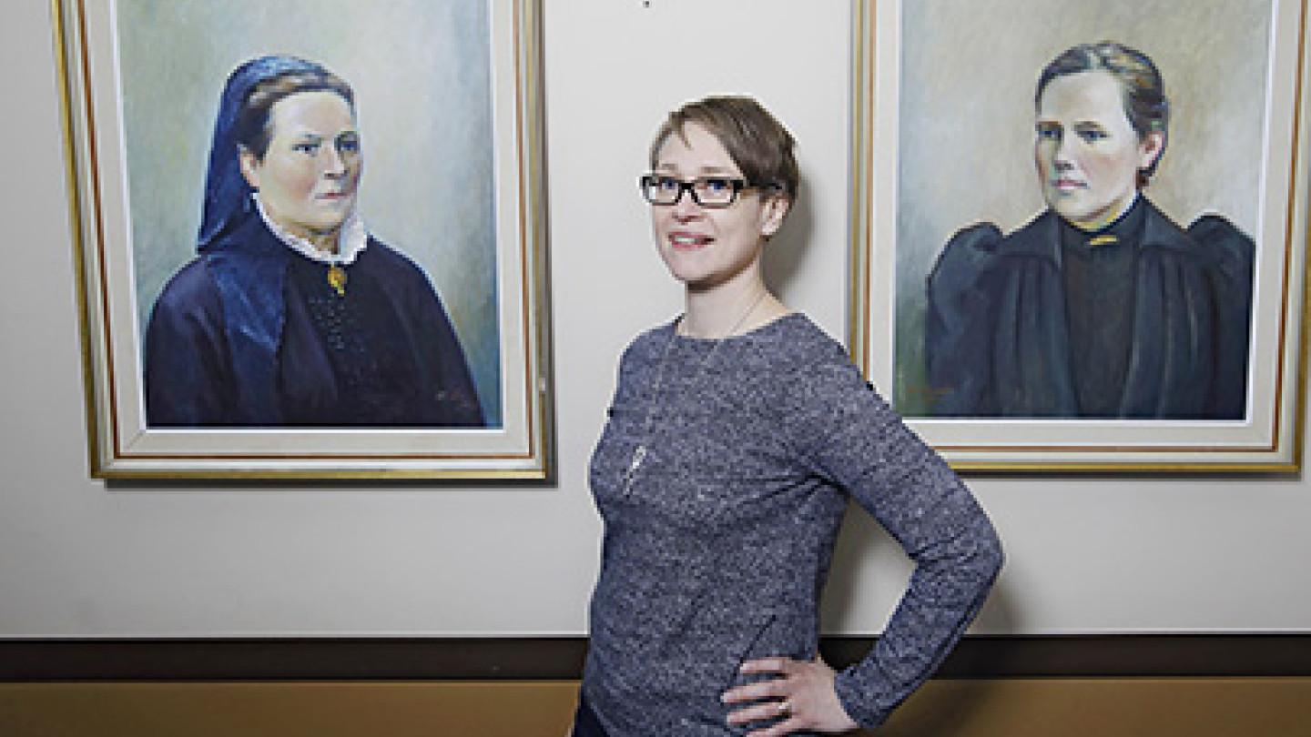 Arja Turunen johtaa Naisten asialla hanketta. Kuva Petteri Kivmäki.