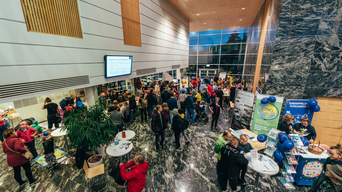 Tutkijoiden yön 2019 tunnelmaa. Kuvaaja: Tuukka Luukkonen