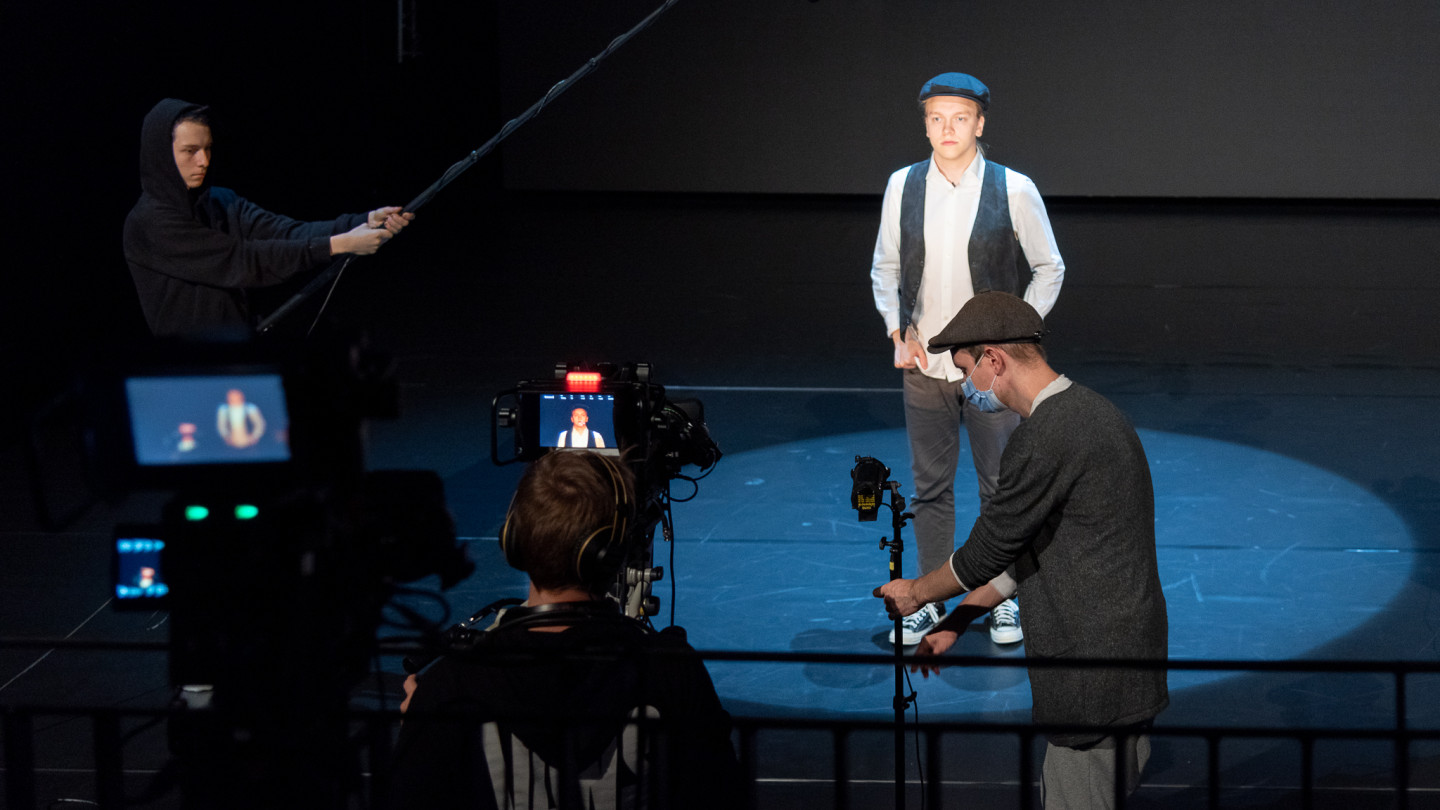 Uponneen kaupungin kuvaukset ovat päättyneet. Monitaiteinen videoteos saa ensi-iltansa Suomalaisella musiikkikampuksella lokakuun lopussa. Kuvat Uponneen kaupungin videotaltioinneista Helena Minkkilä.