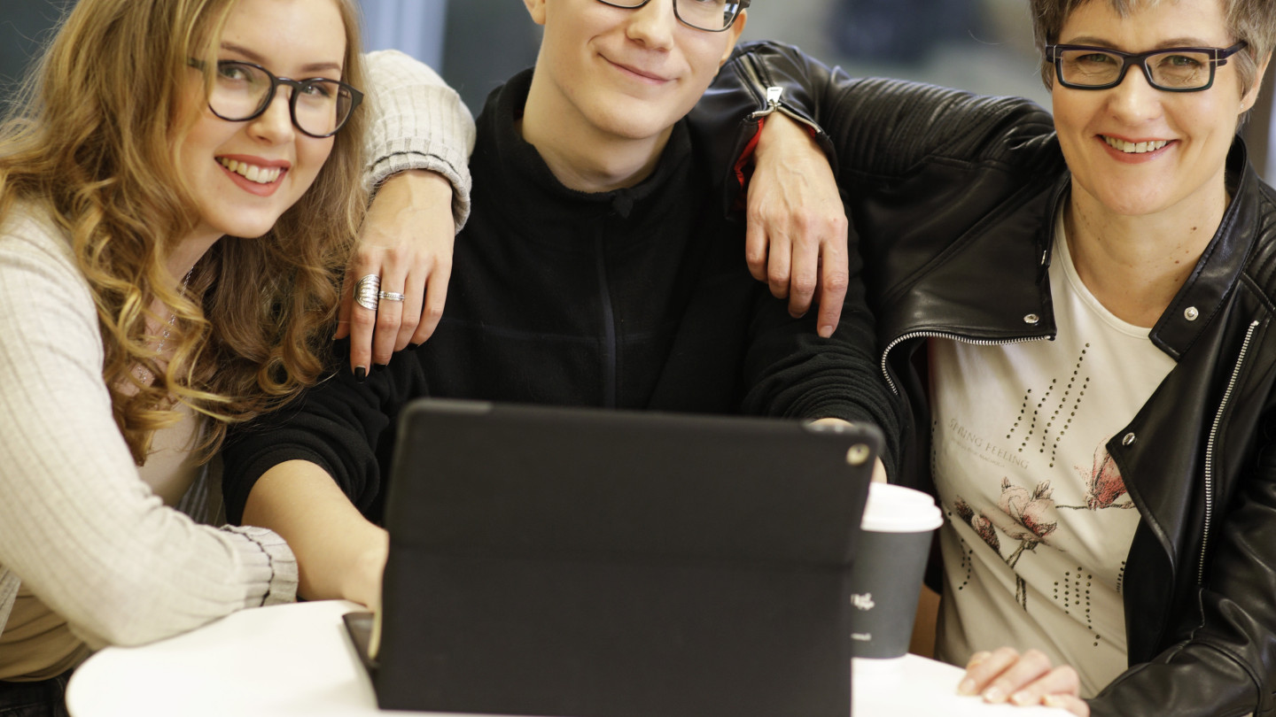 Jos sisäänpääsy opintoihin ei ole onnistunut todistusvalinnan kautta, opiskelija voi osoittaa potentiaalinsa tekemällä alansa opintoja avoimessa yliopistossa.