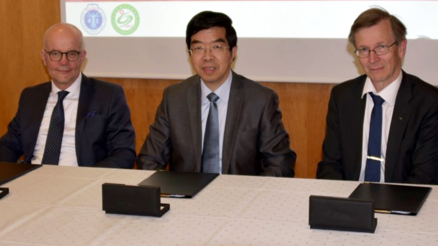 Yhteistyösopimuksen allekirjoittivat Jyväskylän yliopiston liikuntatieteellisen tiedekunnan dekaani Ari Heinonen ja vararehtori Henrik Kunttu, Shanghai Jiao Tong Universityn vararehtori Zhen Huang sekä Helsingin yliopiston vararehtori Pertti Panula ja lääketieteellisen tiedekunnan dekaani Risto Renkonen.