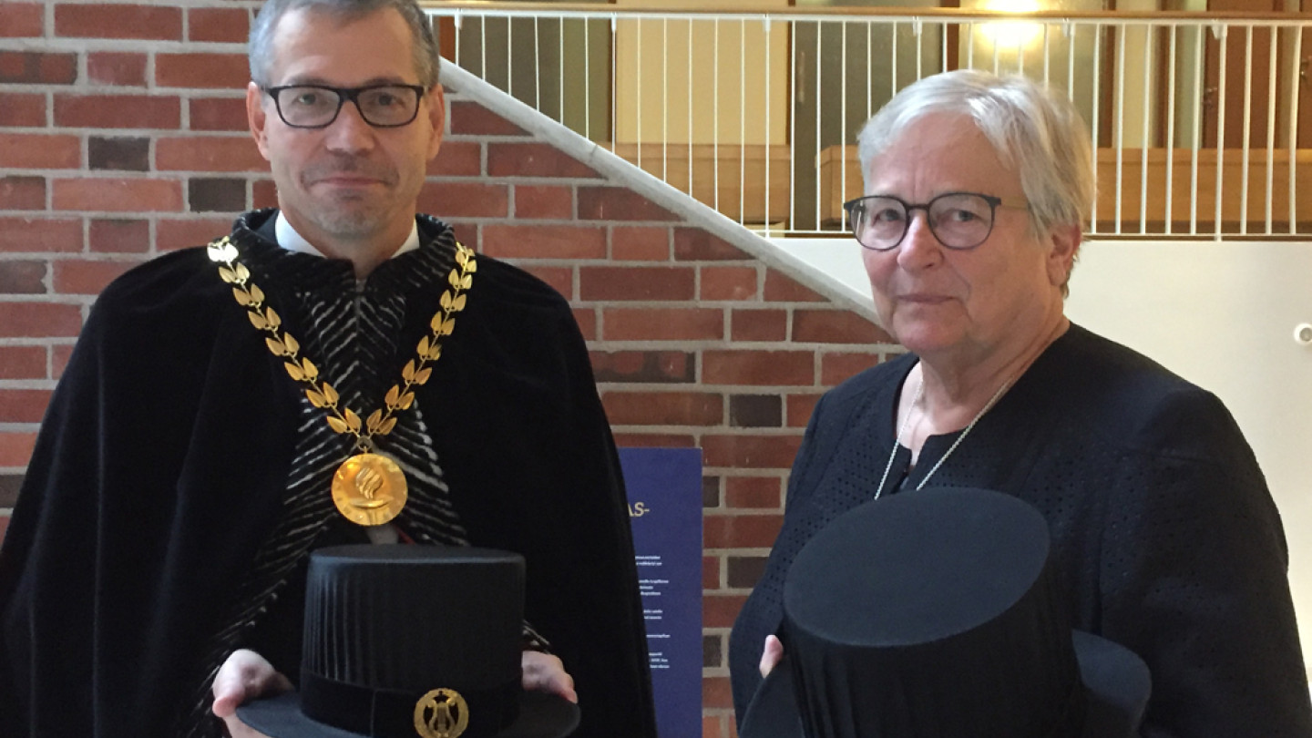 Rehtori Keijo Hämäläinen ja yliopiston hallituksen puheenjohtaja Krista Varantola lukuvuoden avajaisissa.